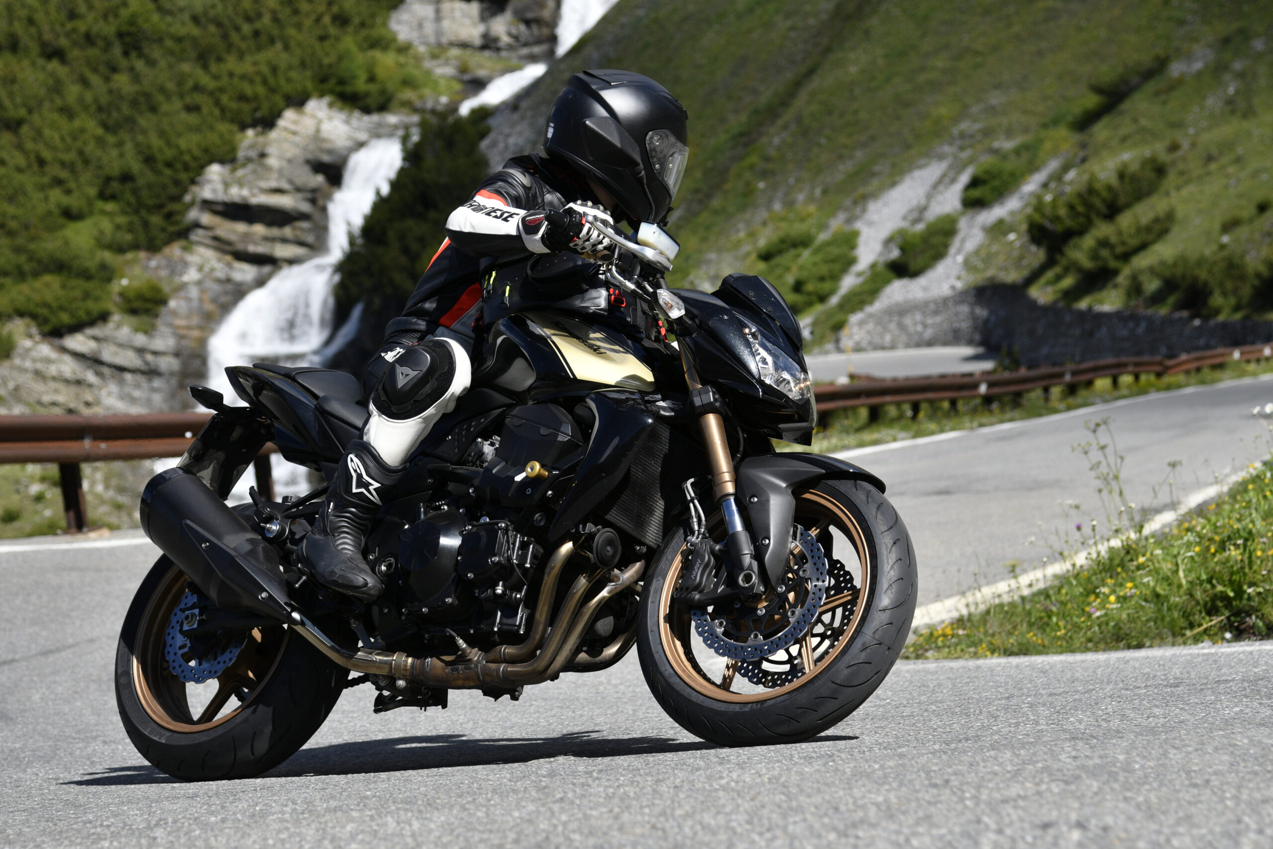 foto stelvio bormio cascata kawasaki z 750 r