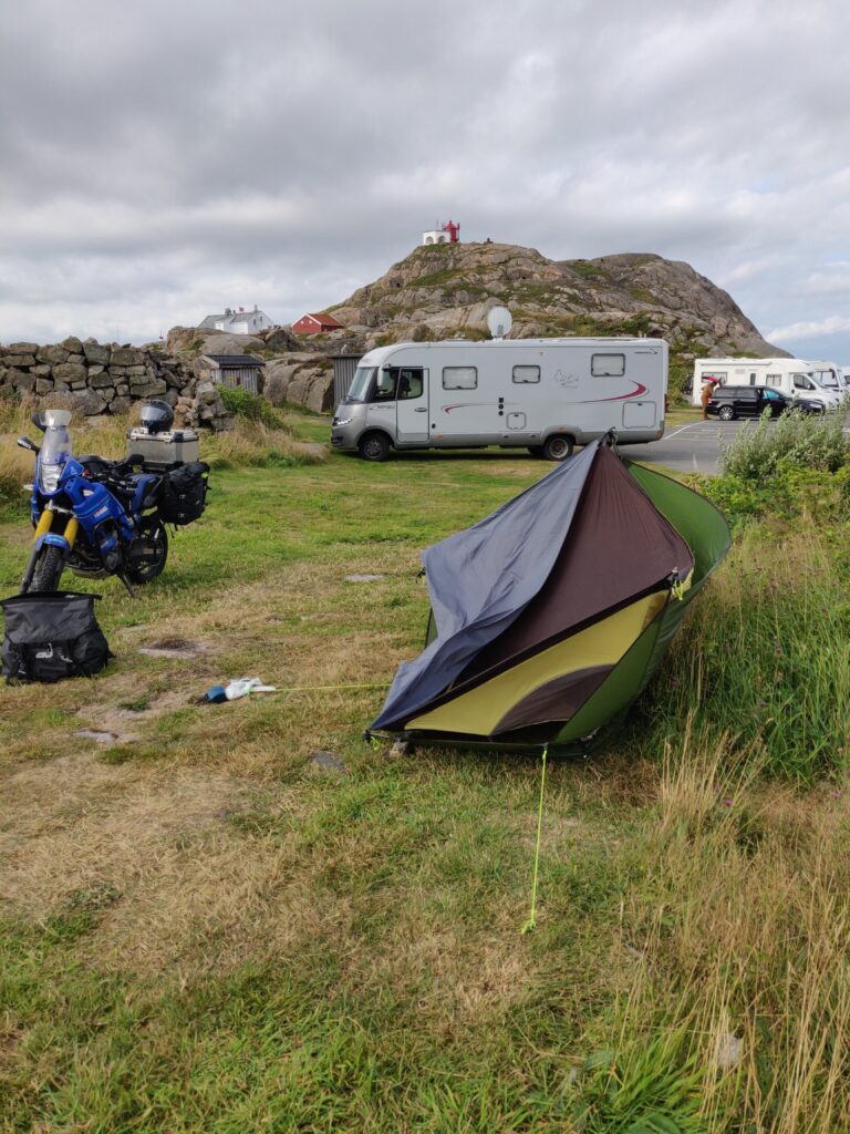 Tenda ribaltata dal vento