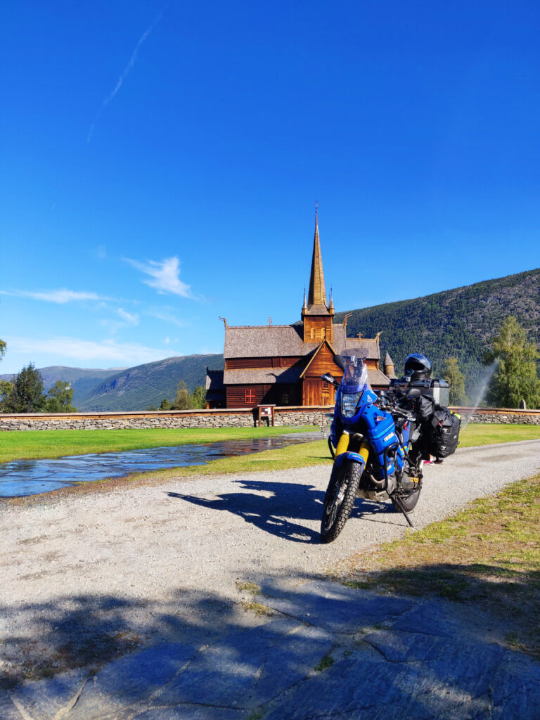 Lom stavkyrkje motorbike